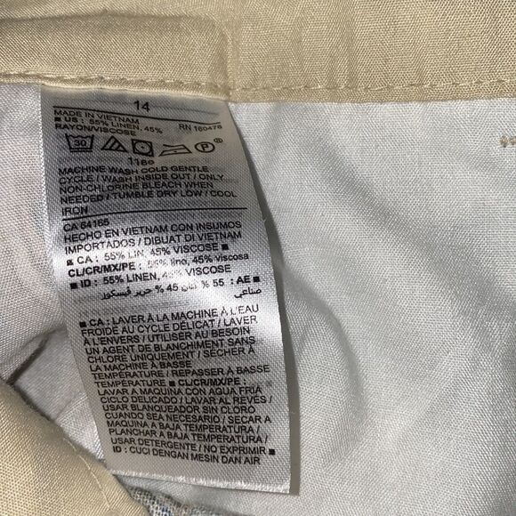 ✨ Old Navy Yellow Floral Everyday Mid Rise Short✨ - Picture 8 of 8